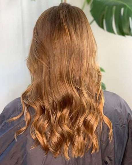 Modne fryzury długie włosy 2023