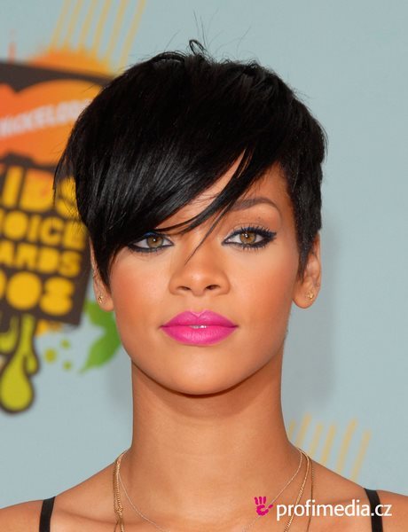 Rihanna fryzury 2023