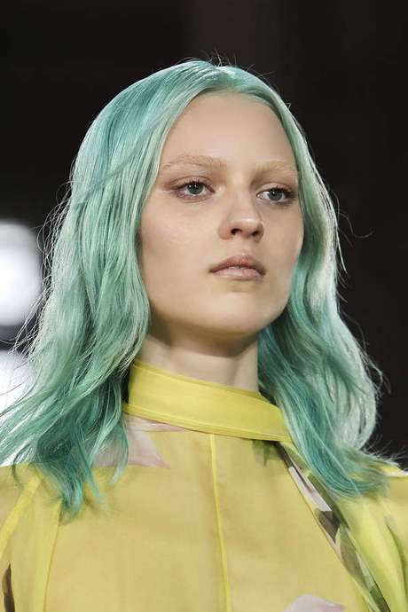 Kolory włosów modne w 2021