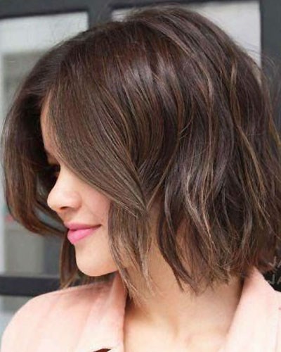 Modne fryzury damskie średnie włosy 2021