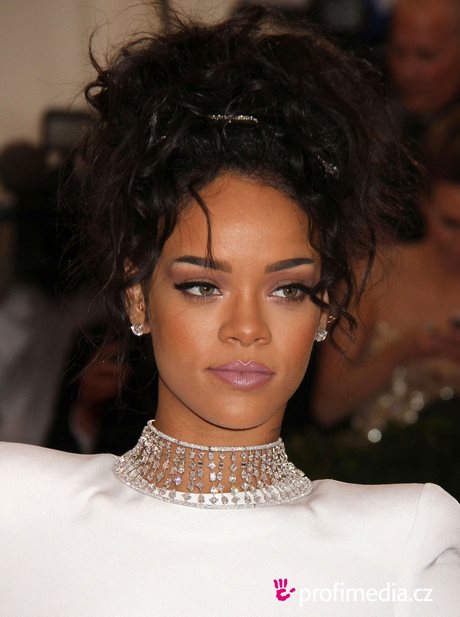 Rihanna fryzury 2022