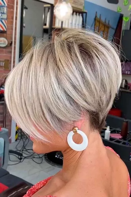 Krótkie fryzury damskie blond 2024