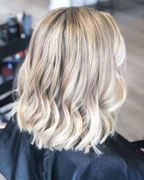 Modne fryzury damskie 2023 włosy półdługie