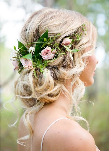 Fryzury ślubne z kwiatami we włosach