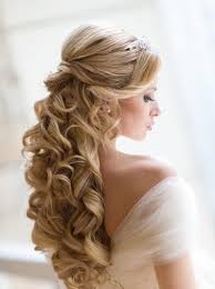 Fryzury na wesele loki włosy średnie