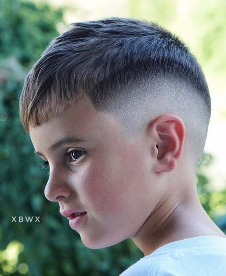 Modna fryzura dla chłopca 2022