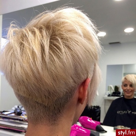 Fryzury krótkie włosy blond