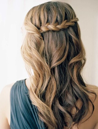 Modne fryzury na wesele długie włosy