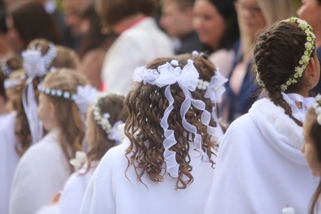 Zdjęcia fryzur komunijnych dla dziewczynek