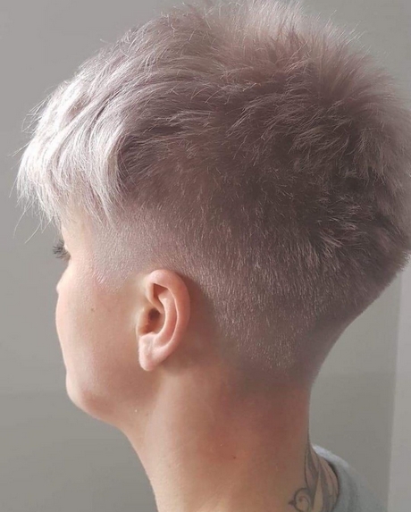 Krótkie fryzury z wygolonym bokiem 2021