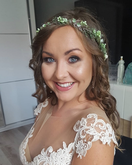 Modne fryzury damskie 2021 na wesele