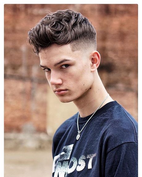 Modne fryzury młodzieżowe męskie 2021
