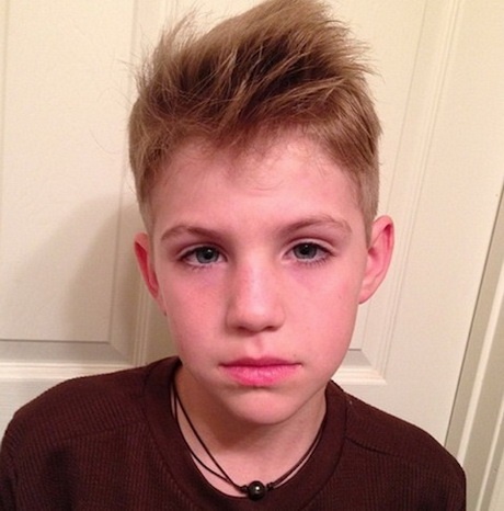 Fajna fryzura dla chłopaka 13 lat
