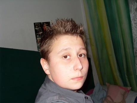 Fajna fryzura dla chłopaka 13 lat