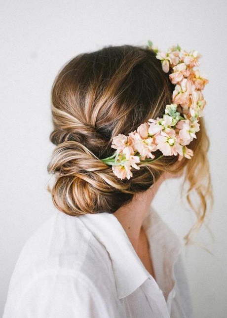 Fryzury ślubne krótkie włosy z kwiatem