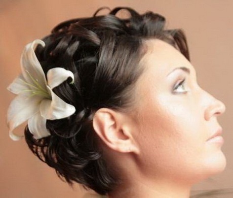 Fryzury ślubne krótkie włosy z kwiatem