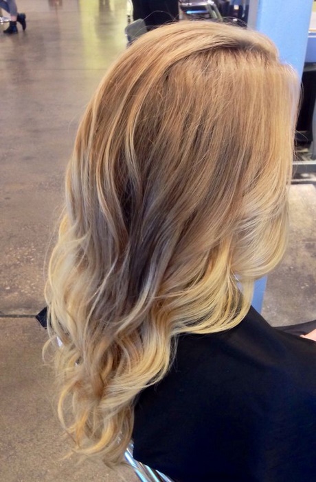 Włosy blond baleyage