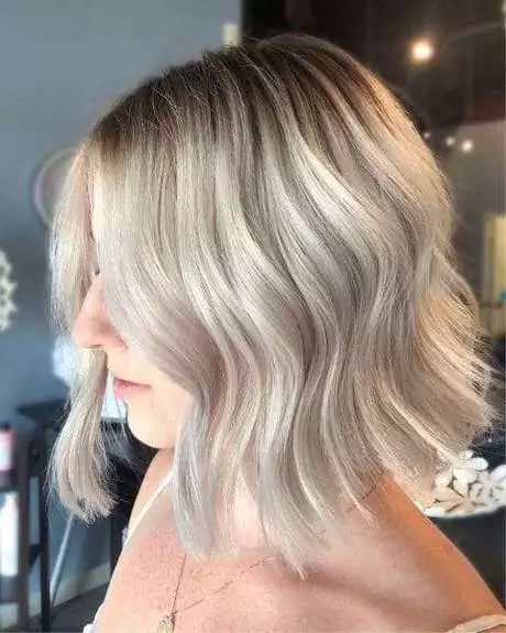 Krótkie fryzury z pasemkami blond