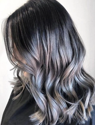 Siwe włosy modne