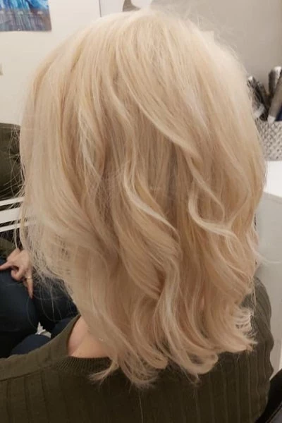 Włosy półdługie blond fryzury