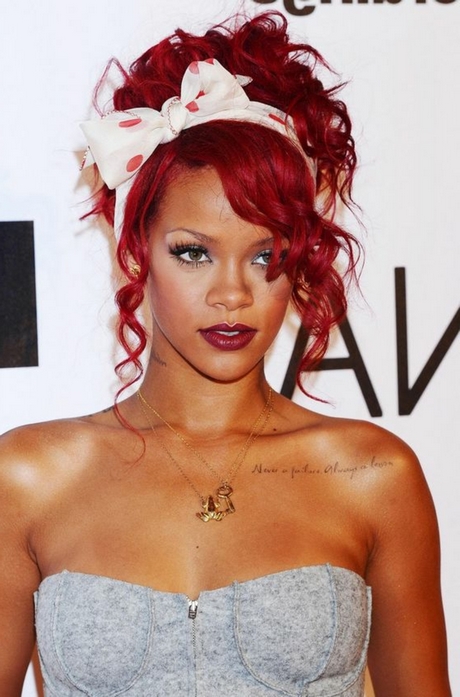 Rihanna czerwone włosy