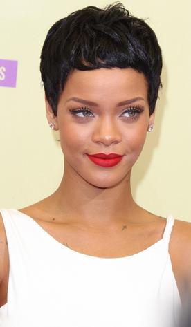 Rihanna krotkie fryzury