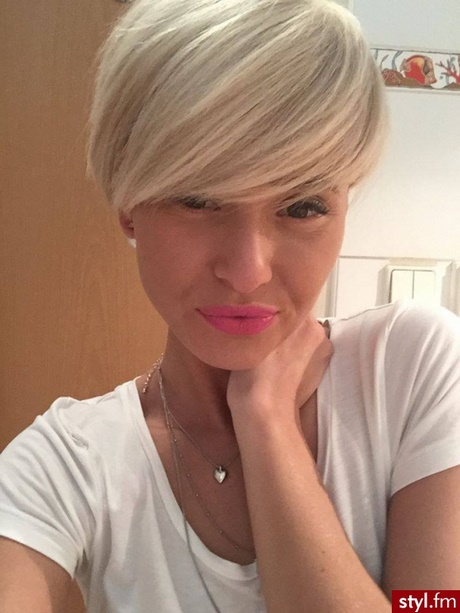 Krótkie blond fryzury damskie