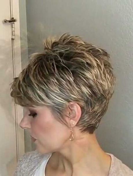 Krótkie fryzury damskie po 60