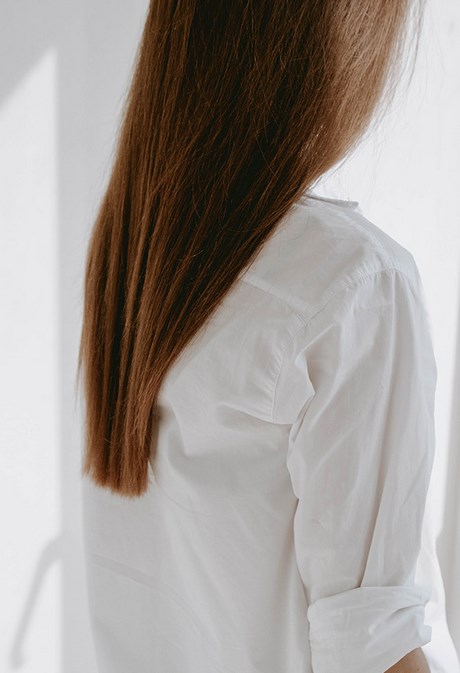 Półdługie cieniowane włosy