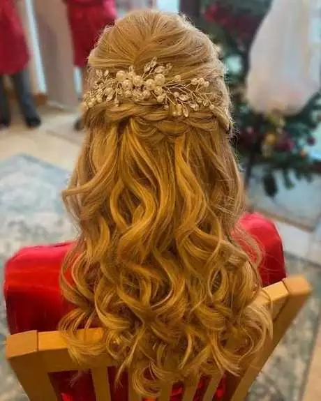 Fryzury na wesele 2024 długie włosy