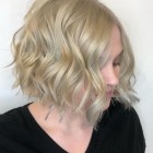 Krótkie fryzury blond 2021