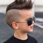 Modna fryzura dla chłopca 2023