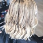 Krótkie fryzury damskie 2021 blond