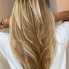 Modne fryzury damskie 2021 włosy półdługie