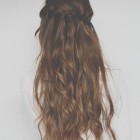 Długie falowane włosy